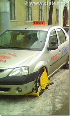 Examen scoala de soferi masina de scoala de soferi blocata in timpul examenului