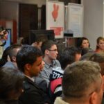 Lumea s'a adunat in juru' vedetei