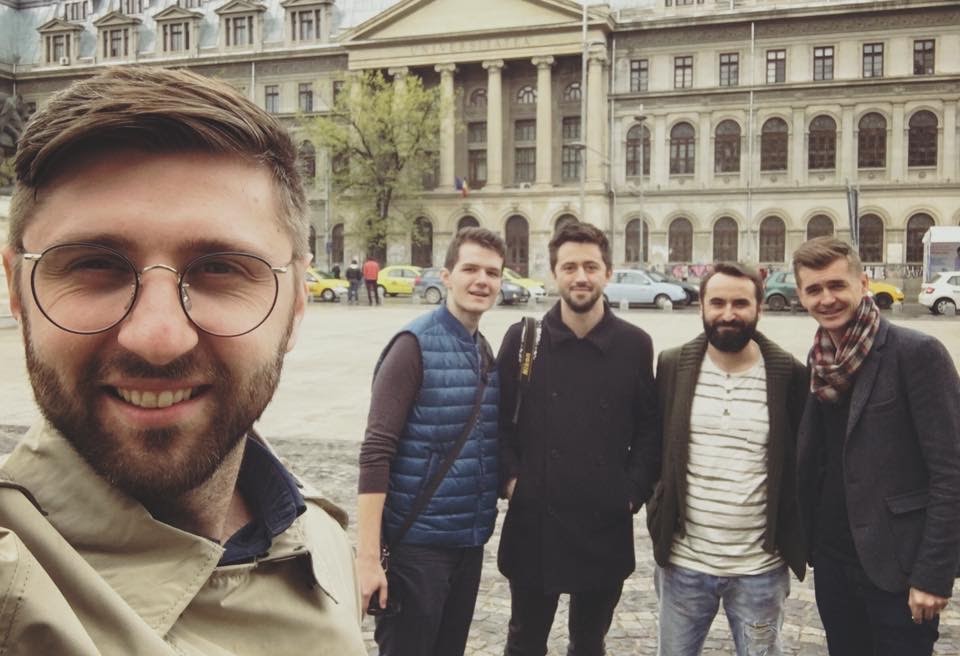 De la stânga la dreapta: Alex (face selfie), Dragoș, Gabriel, eu și Gog 