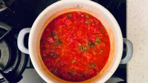 Feta saganaki cu creveți și apio în vas emailat de la Email de Sighișoara