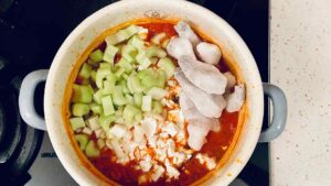 Feta saganaki cu creveți și apio în vas emailat de la Email de Sighișoara