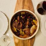 ciuperci brune cu fenicul, ardei iute și vin roșu la cuptor